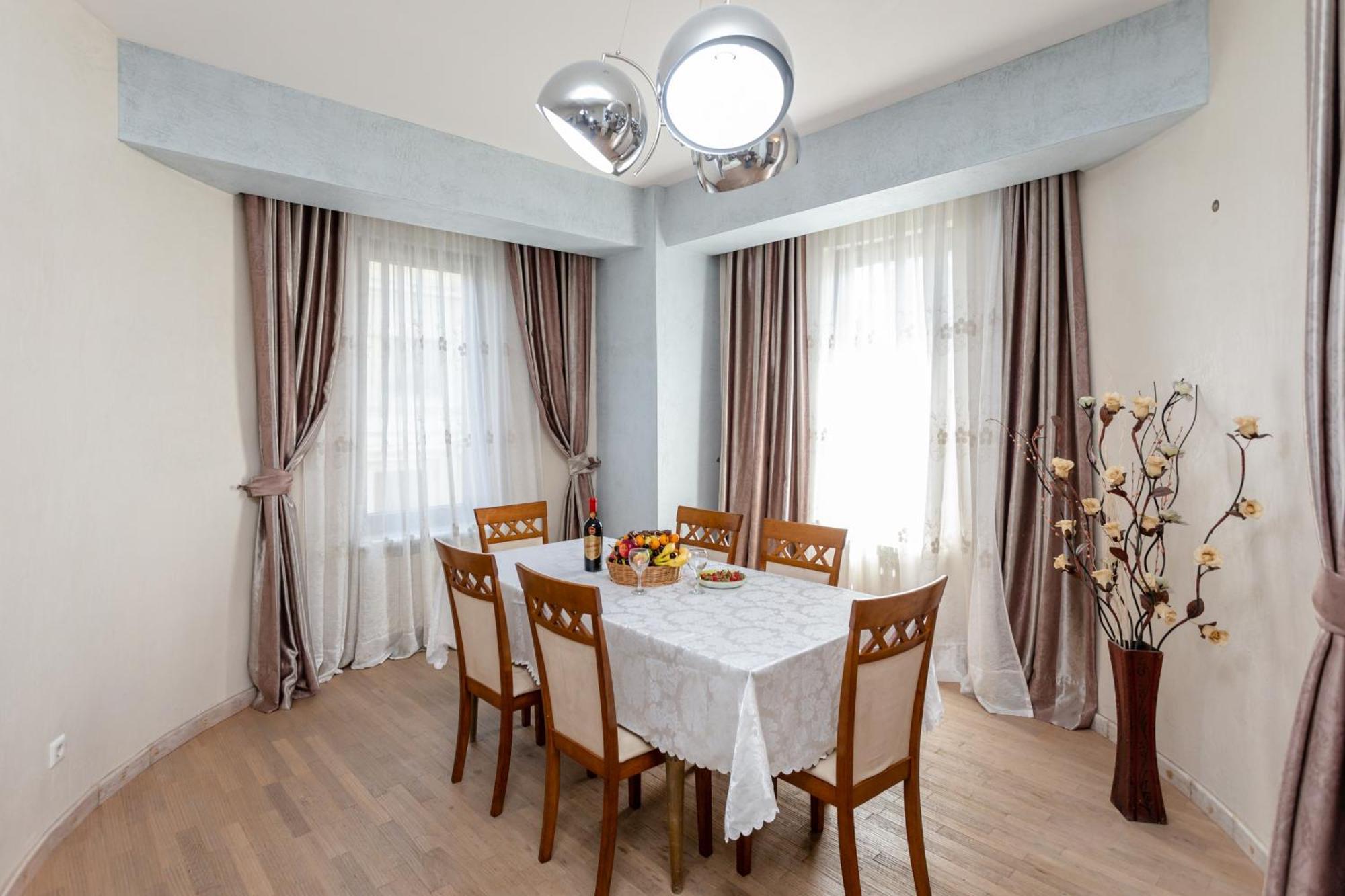 Serviced Apartment On Rustaveli Avenue 9 ティビリシ エクステリア 写真
